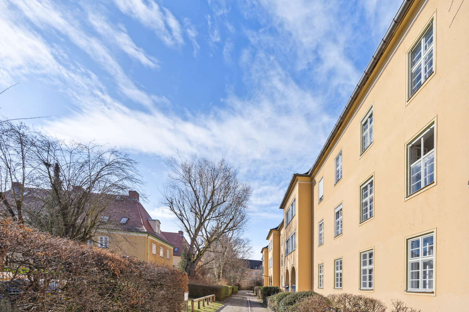 Lichtdurchflutete, vermietete Altbauwohnung in charmantem denkmalgeschützten Ensemble