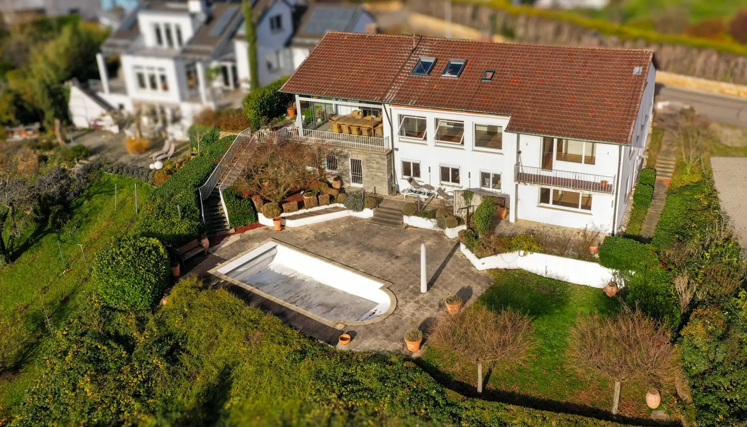 Haus von hinten mit Pool