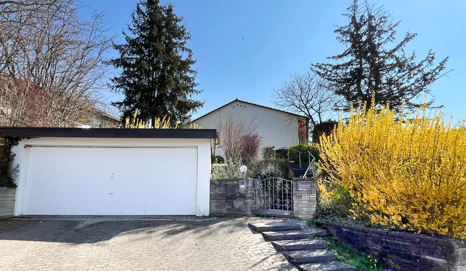 Außenansicht mit Garage