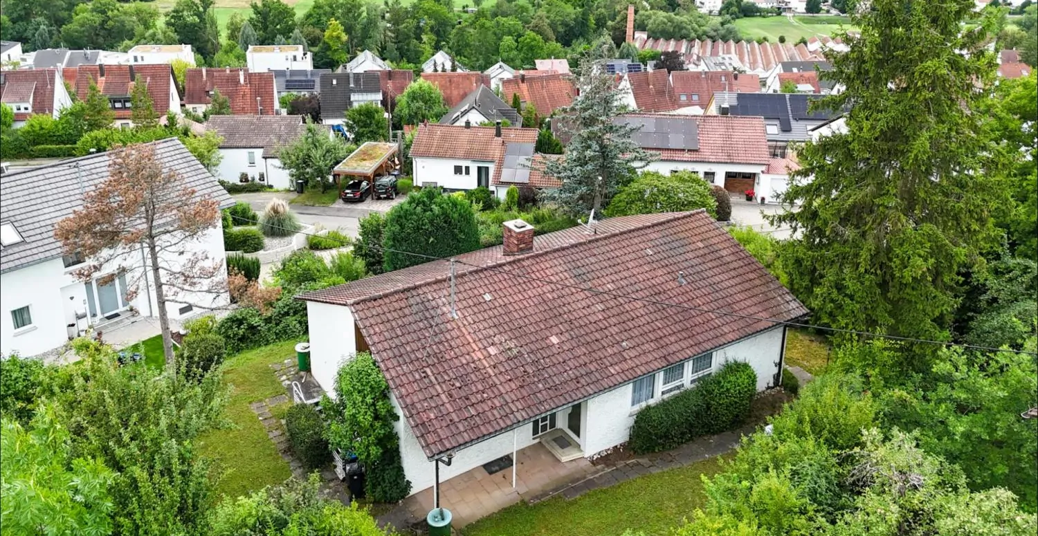 Attraktiver Bungalow mit traumhafter Aussicht – Großes Grundstück, unverbaubar und erweiterbar