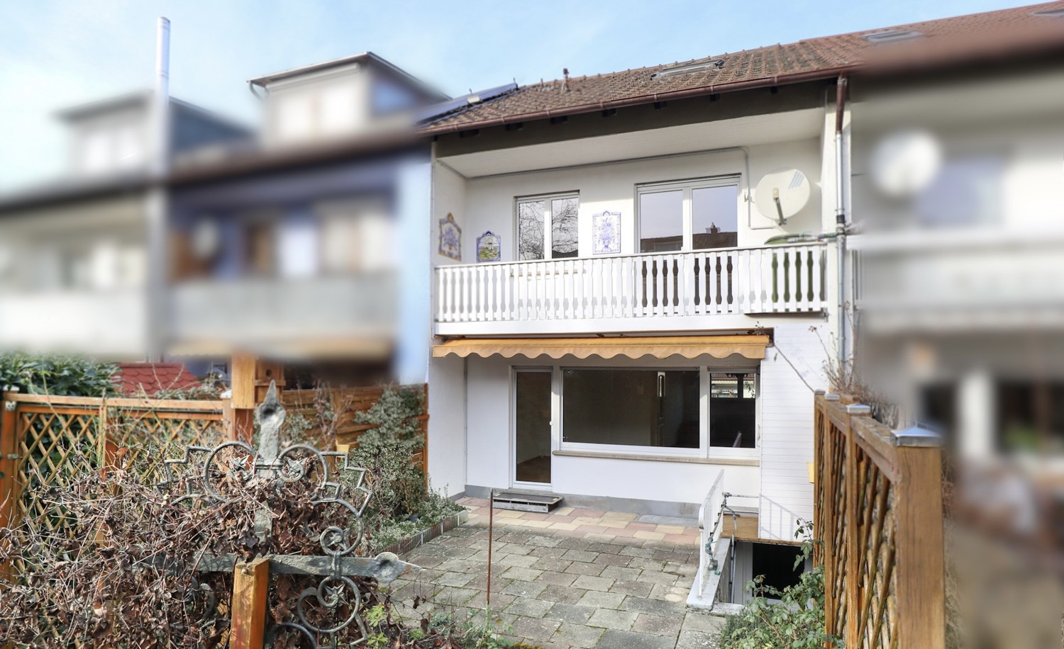 Hausansicht Süden mit Balkon und Terrasse