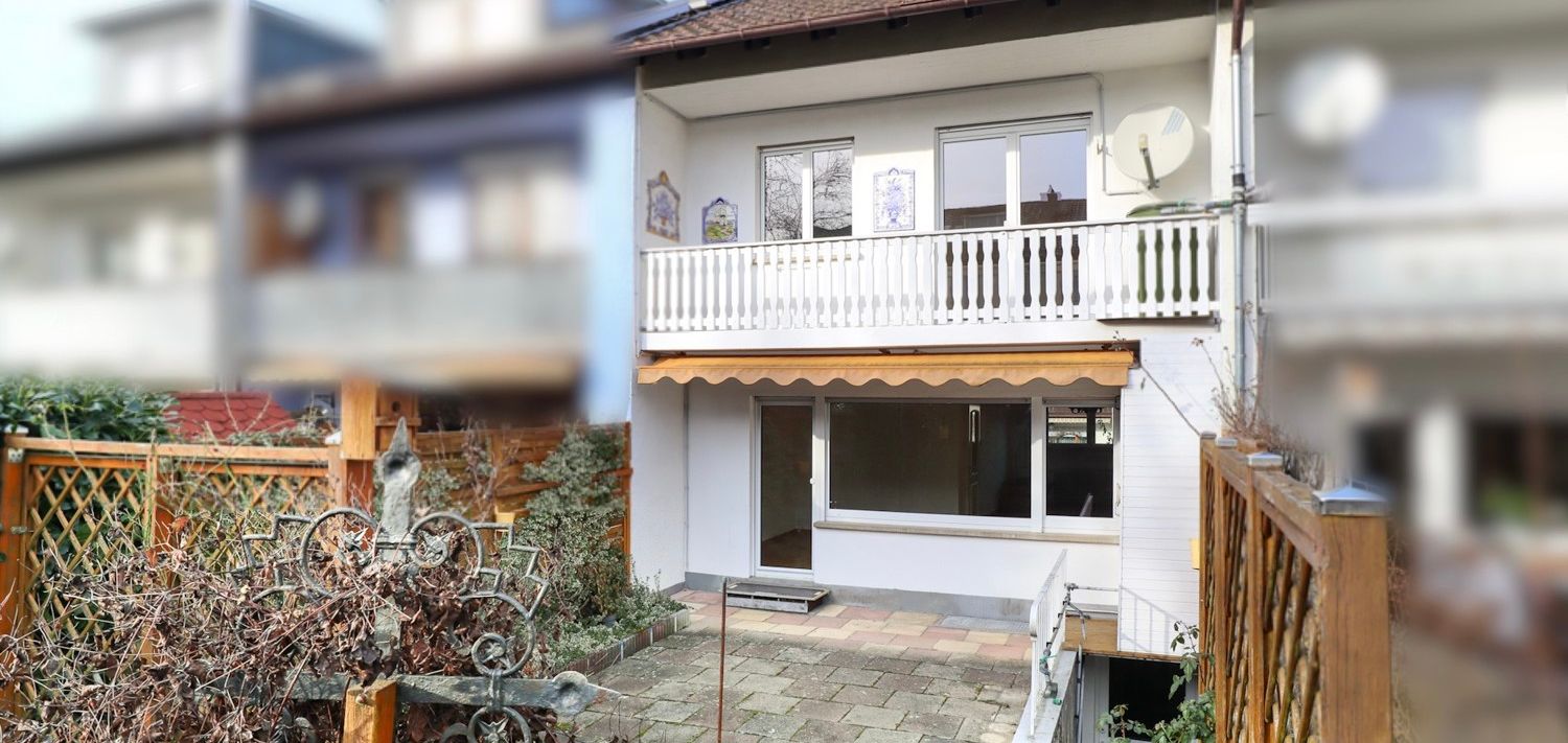 Hausansicht Süden mit Balkon und Terrasse