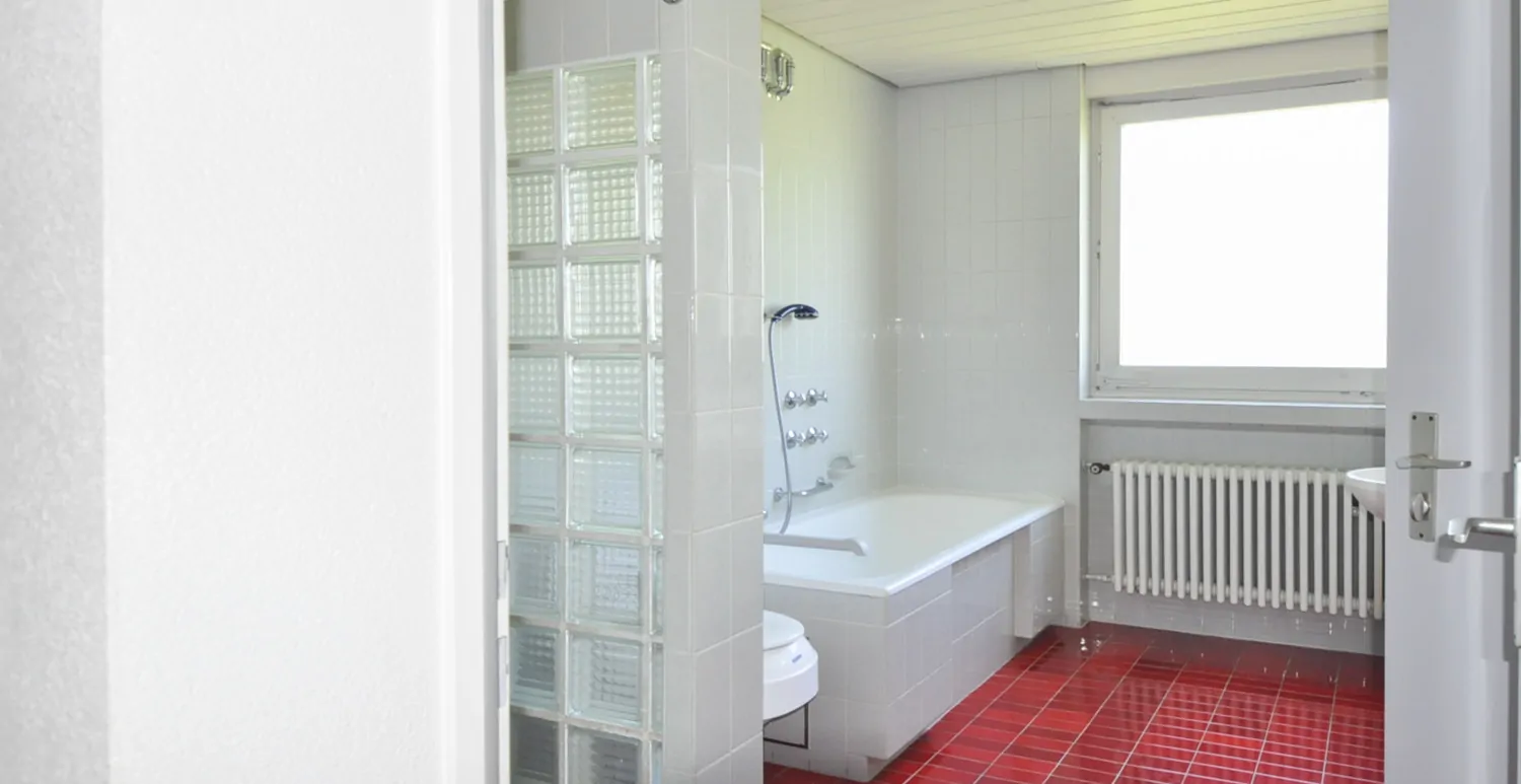 Bad mit Zugang zur Ankleide und Elternschlafzimmer