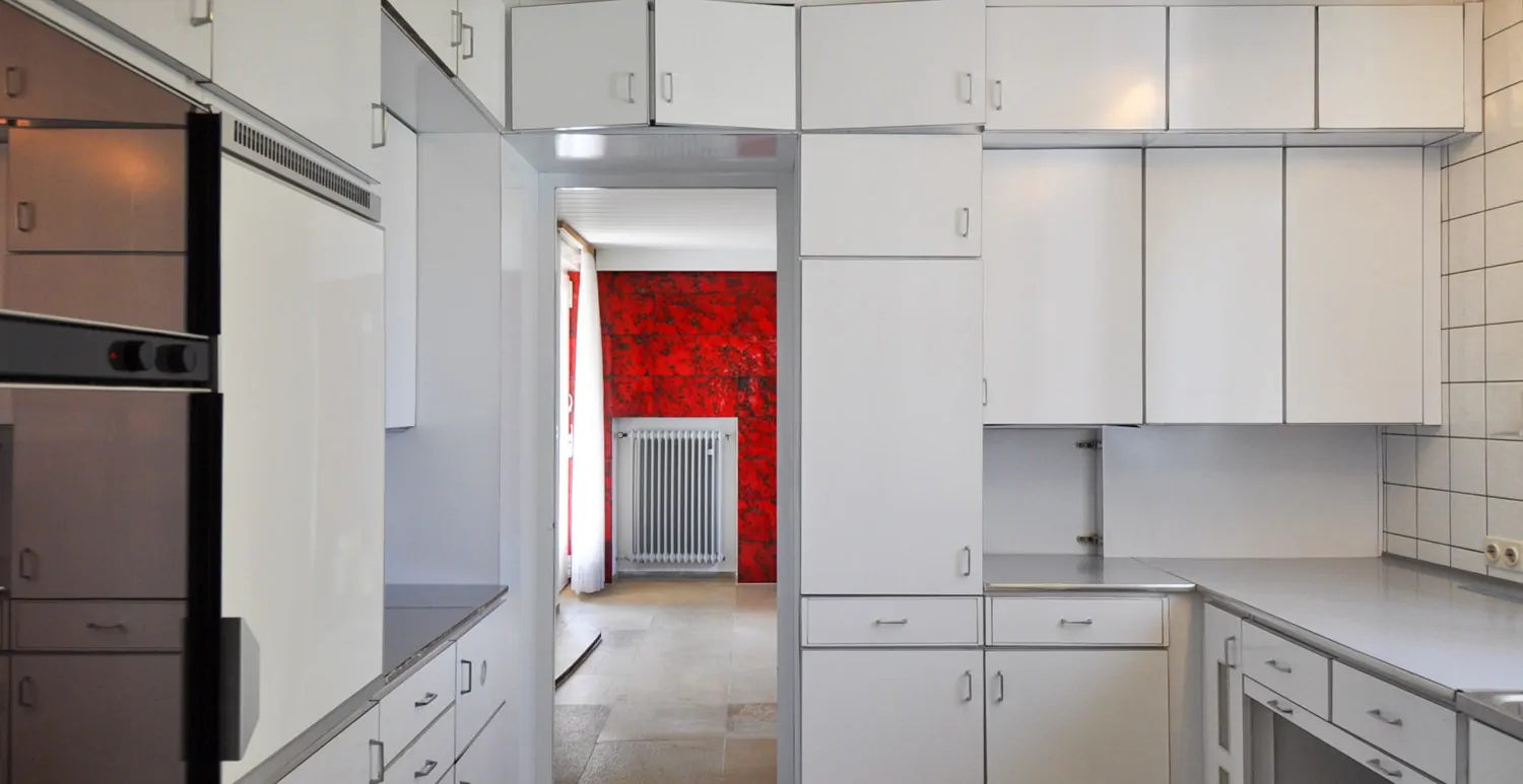 Küche mit Blick in den Essbereich