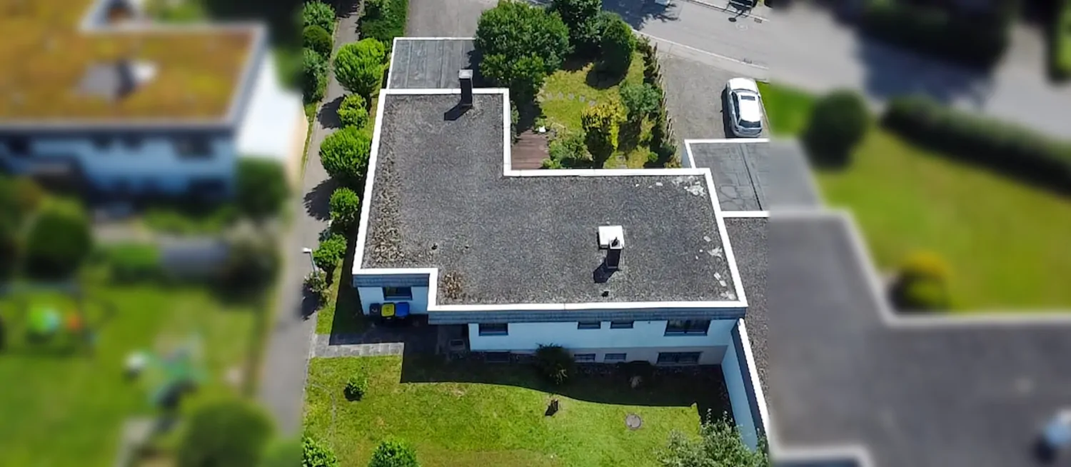 Haus von hinten mit Garten - Garagen