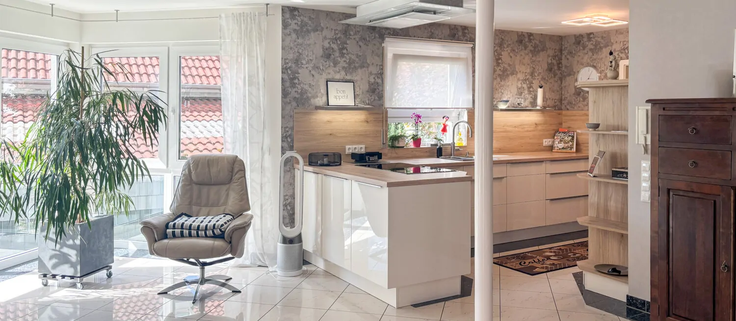 Küche mit Blick auf Wohnzimmer