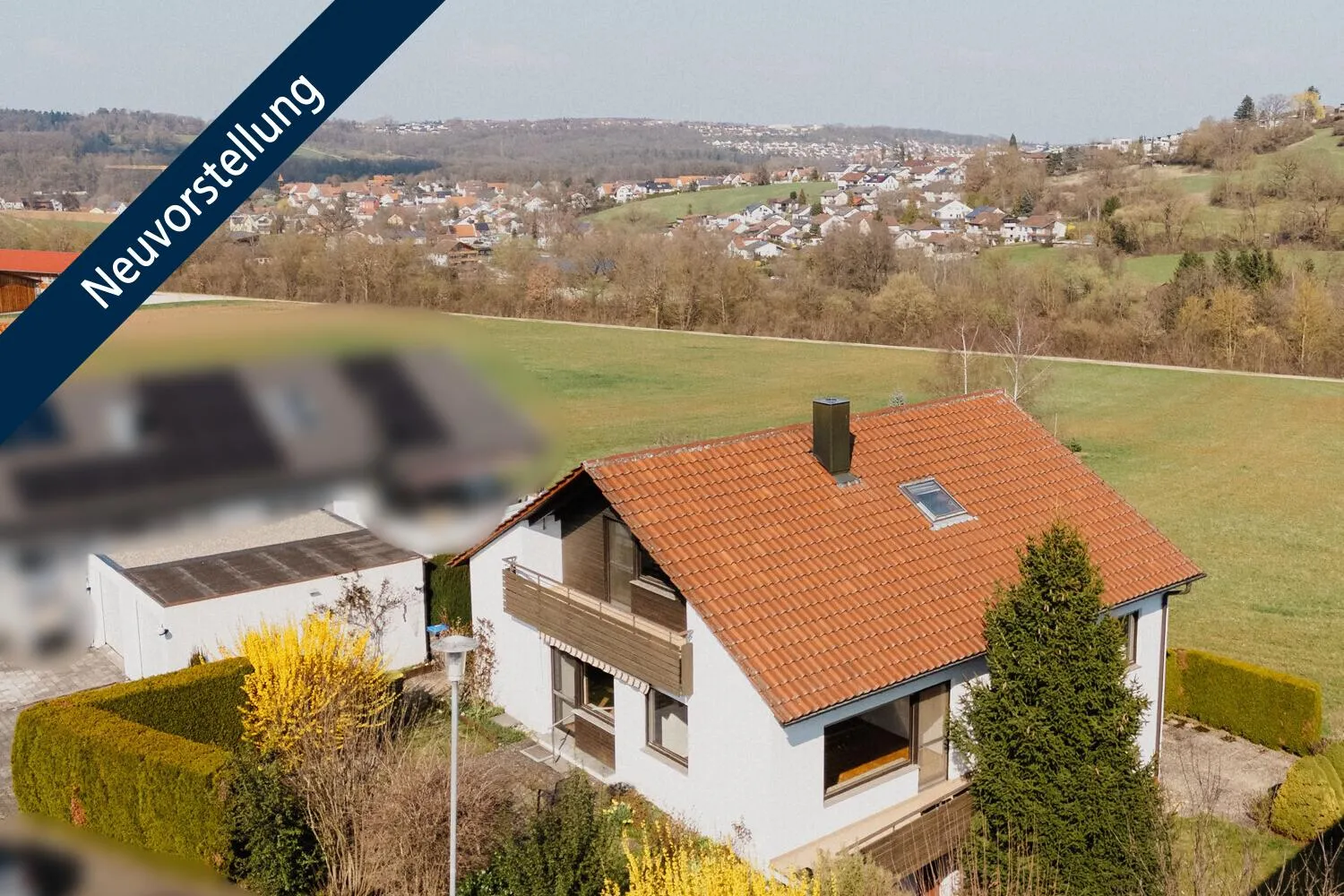 Großzügiges Einfamilienhaus mit Einliegerwohnung in bevorzugter Ortsrandlage von Sickenhausen.