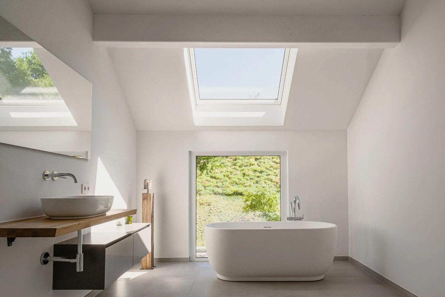Badewanne mit Blick in den Garten