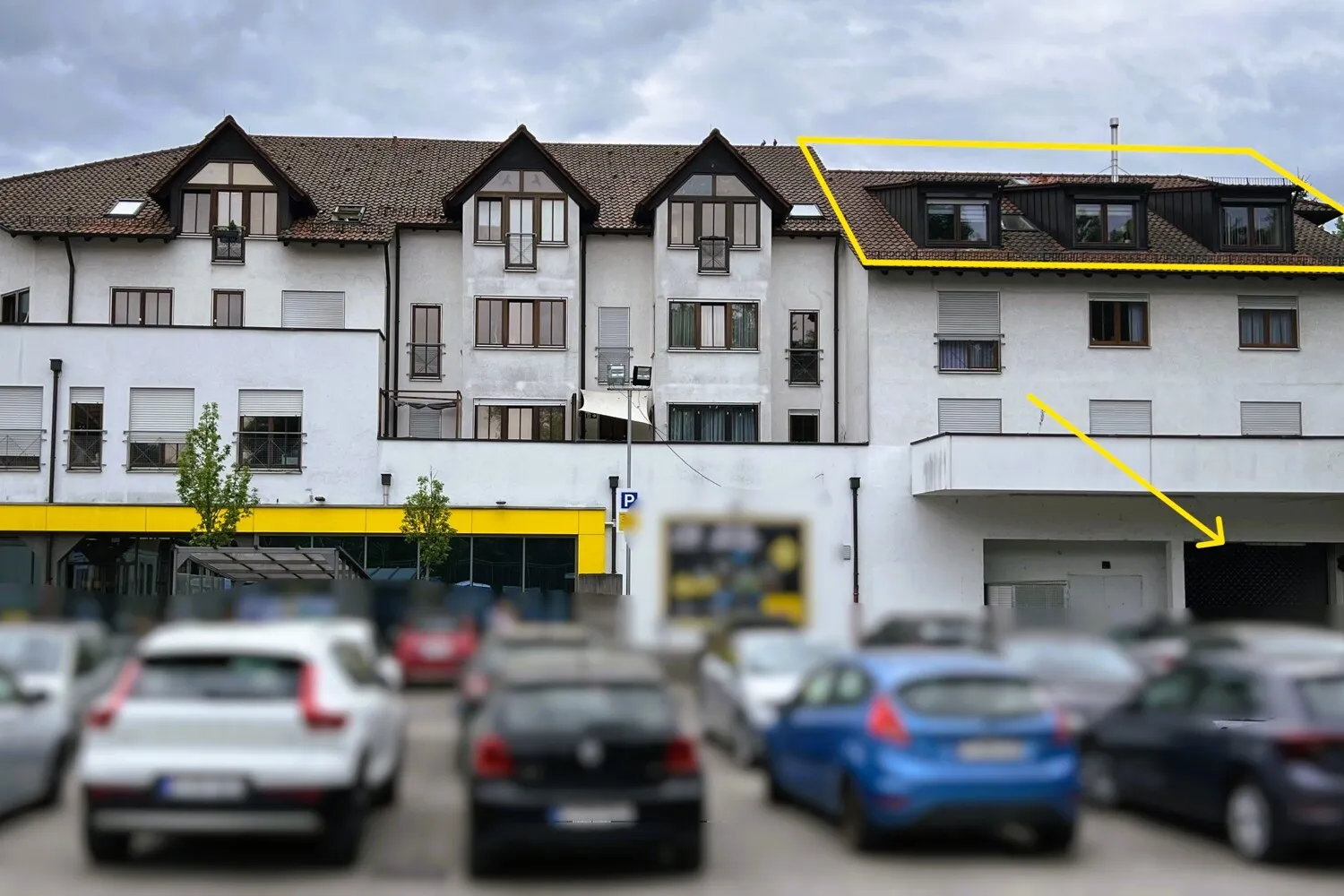 Nordansicht mit Zufahrt zur Tiefgarage