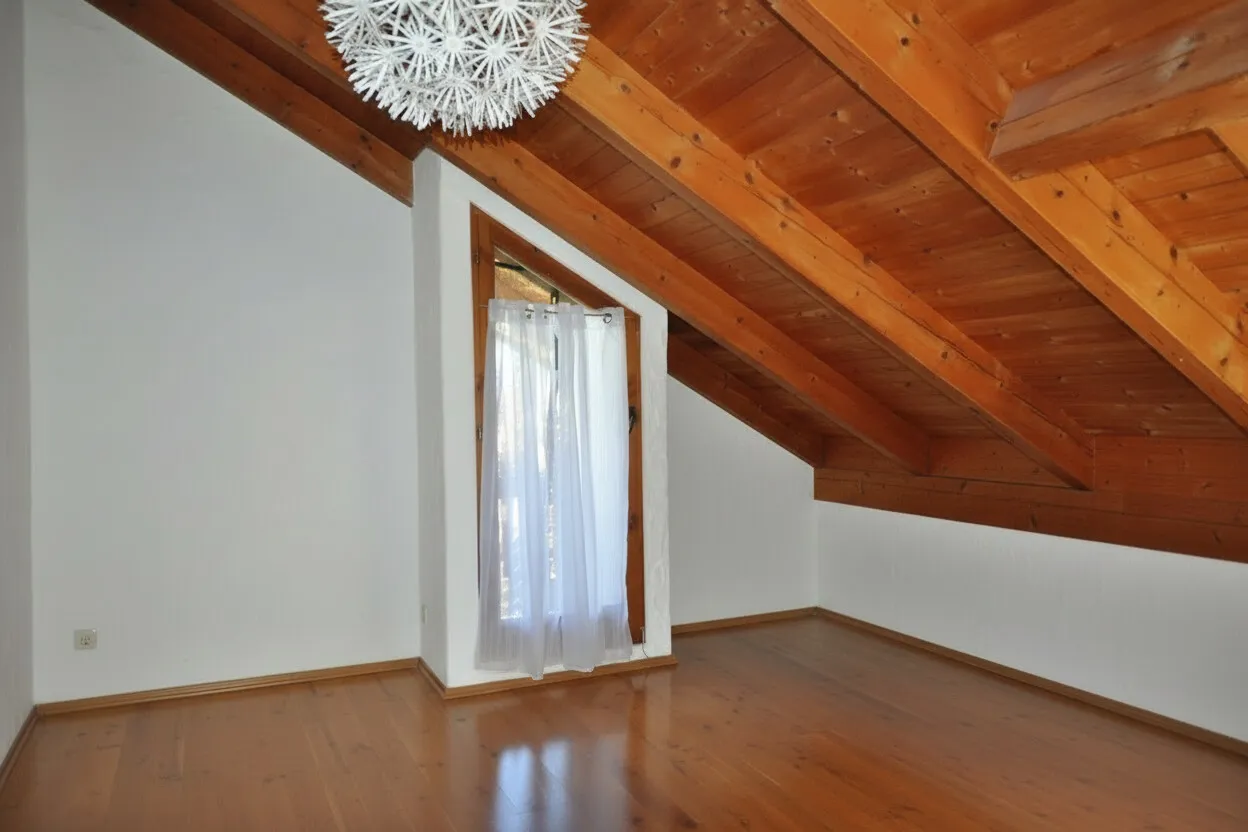 Schlafzimmer Eins Obergeschoss virtuell geräumt