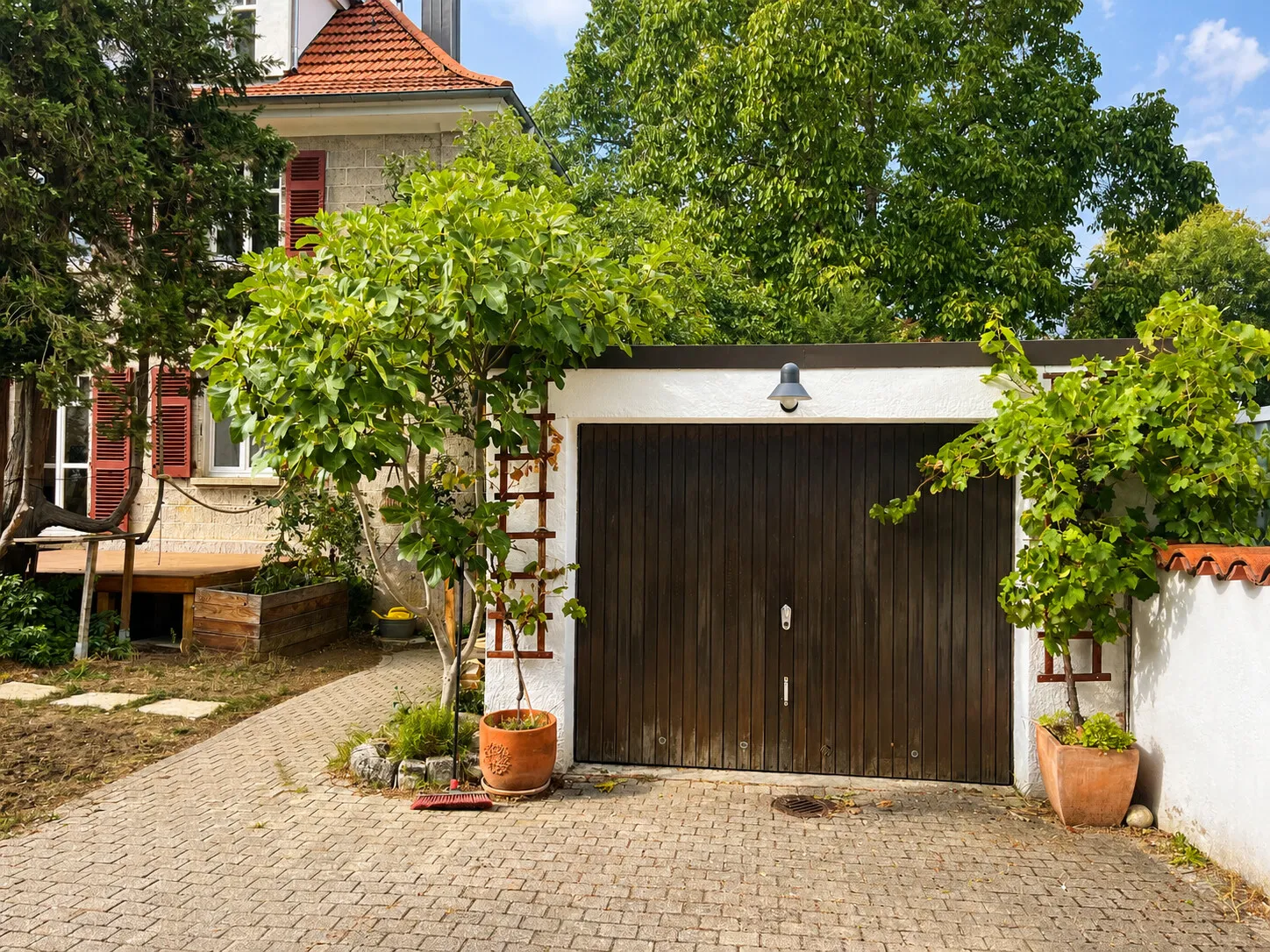 Garage mit Hausansicht