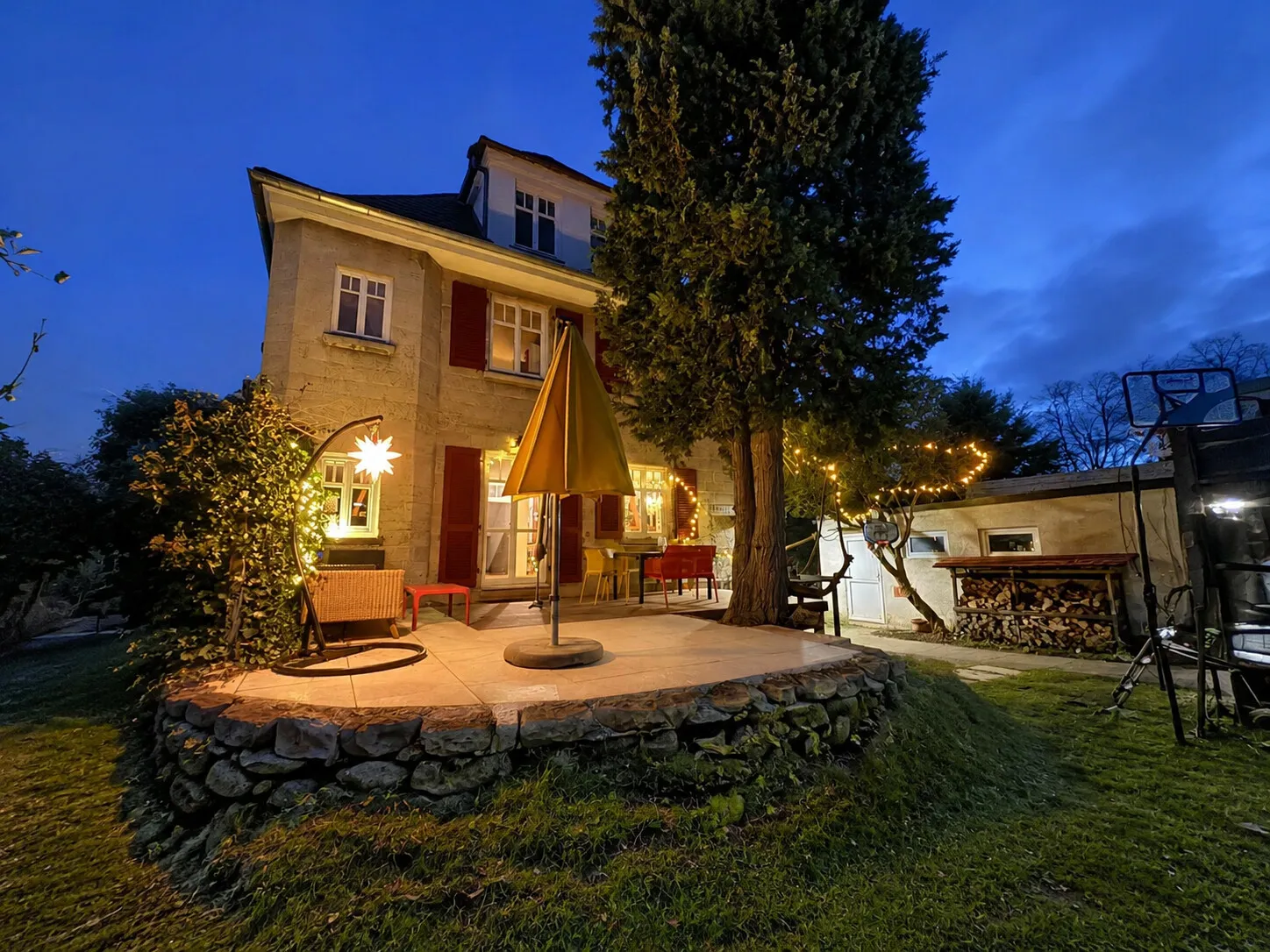 Außenansicht abends