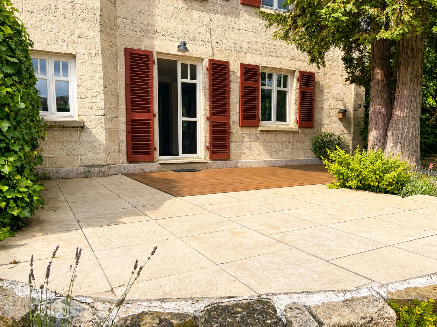 Terrasse vorm Haus