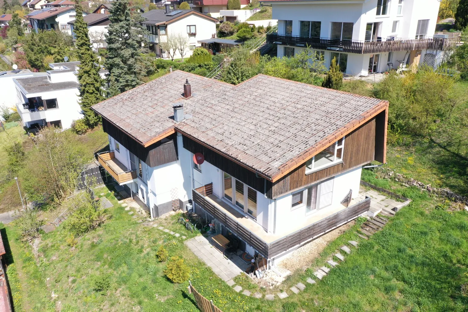 Hausansicht mit Garten