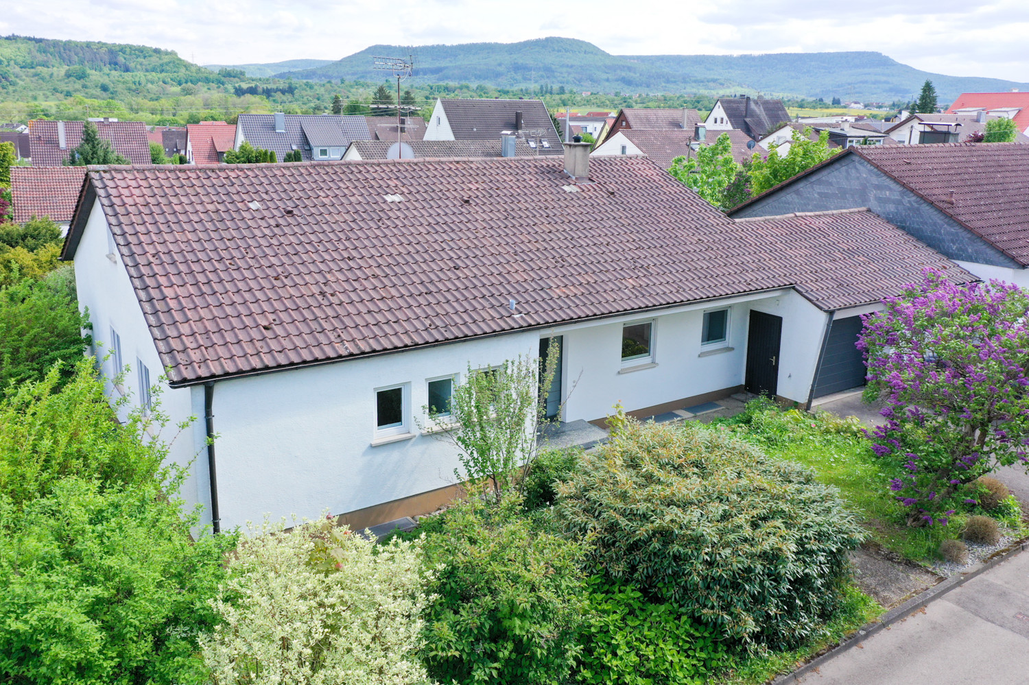 Hausansicht mit Umgebung