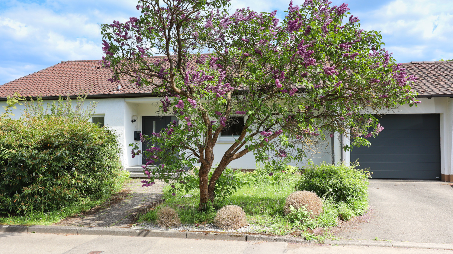 Hausansicht mit Garage