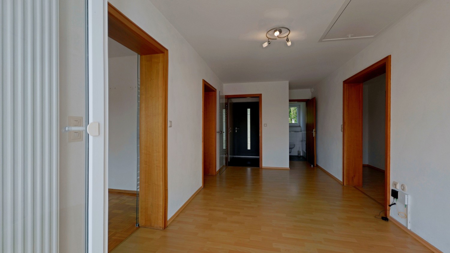 Eingangsbereich mit Durchgangszimmer
