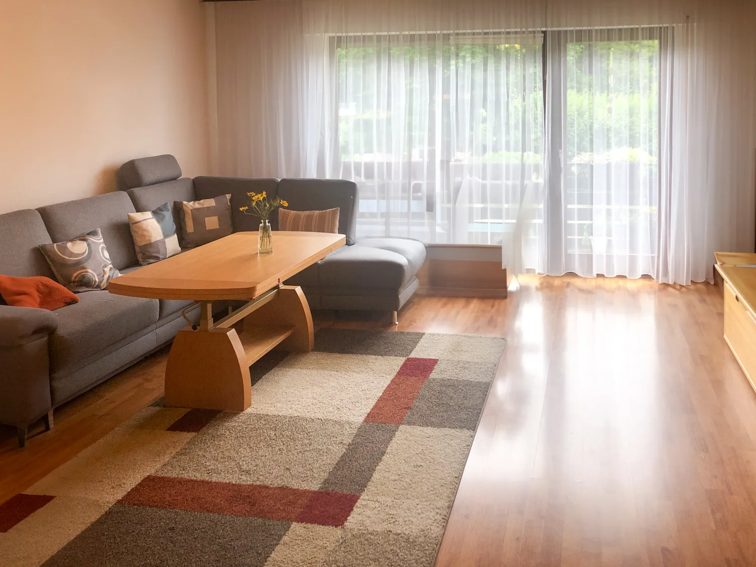 Wohnzimmer mit Ausgang auf den Balkon