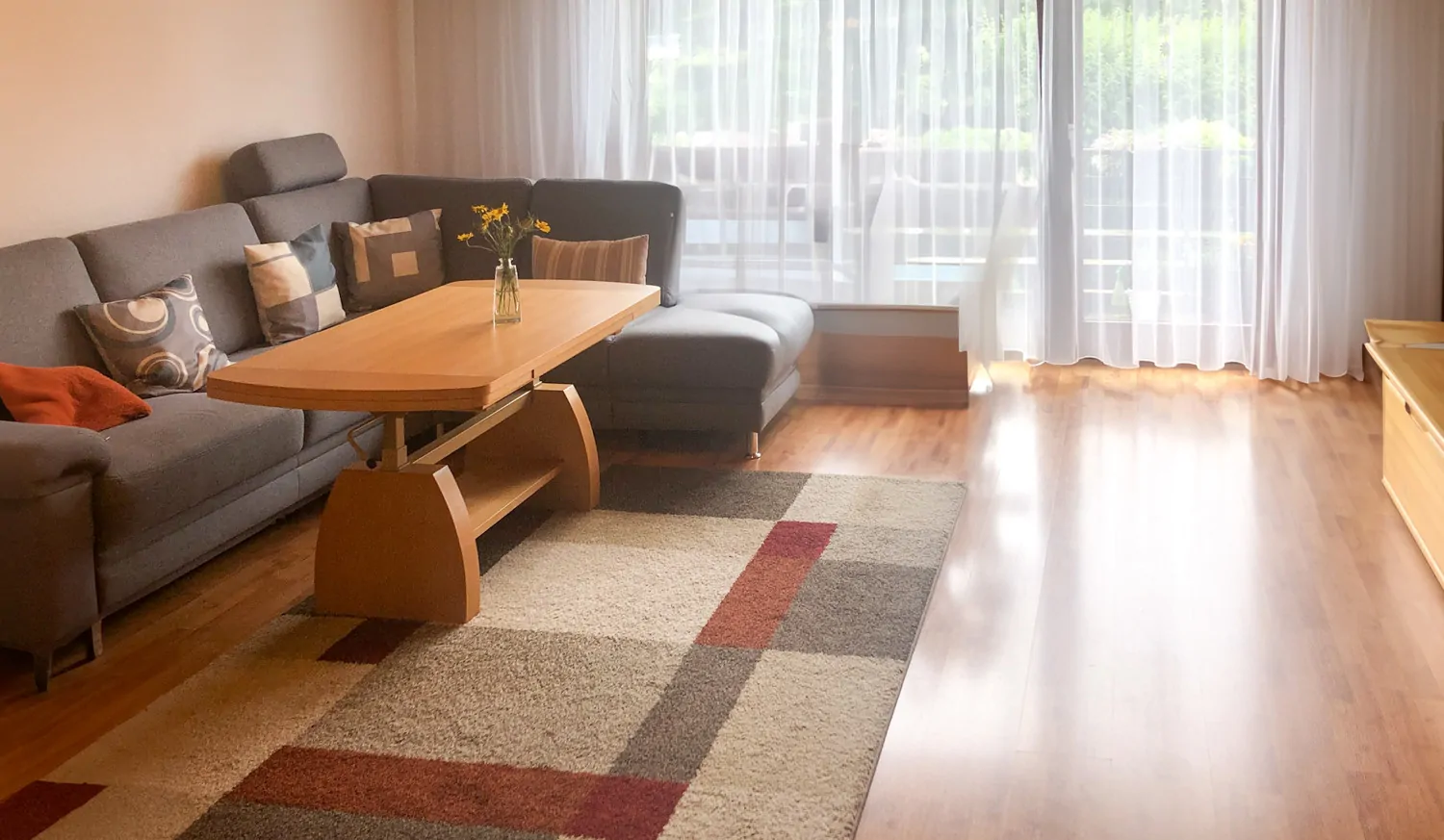 Wohnzimmer mit Ausgang auf den Balkon