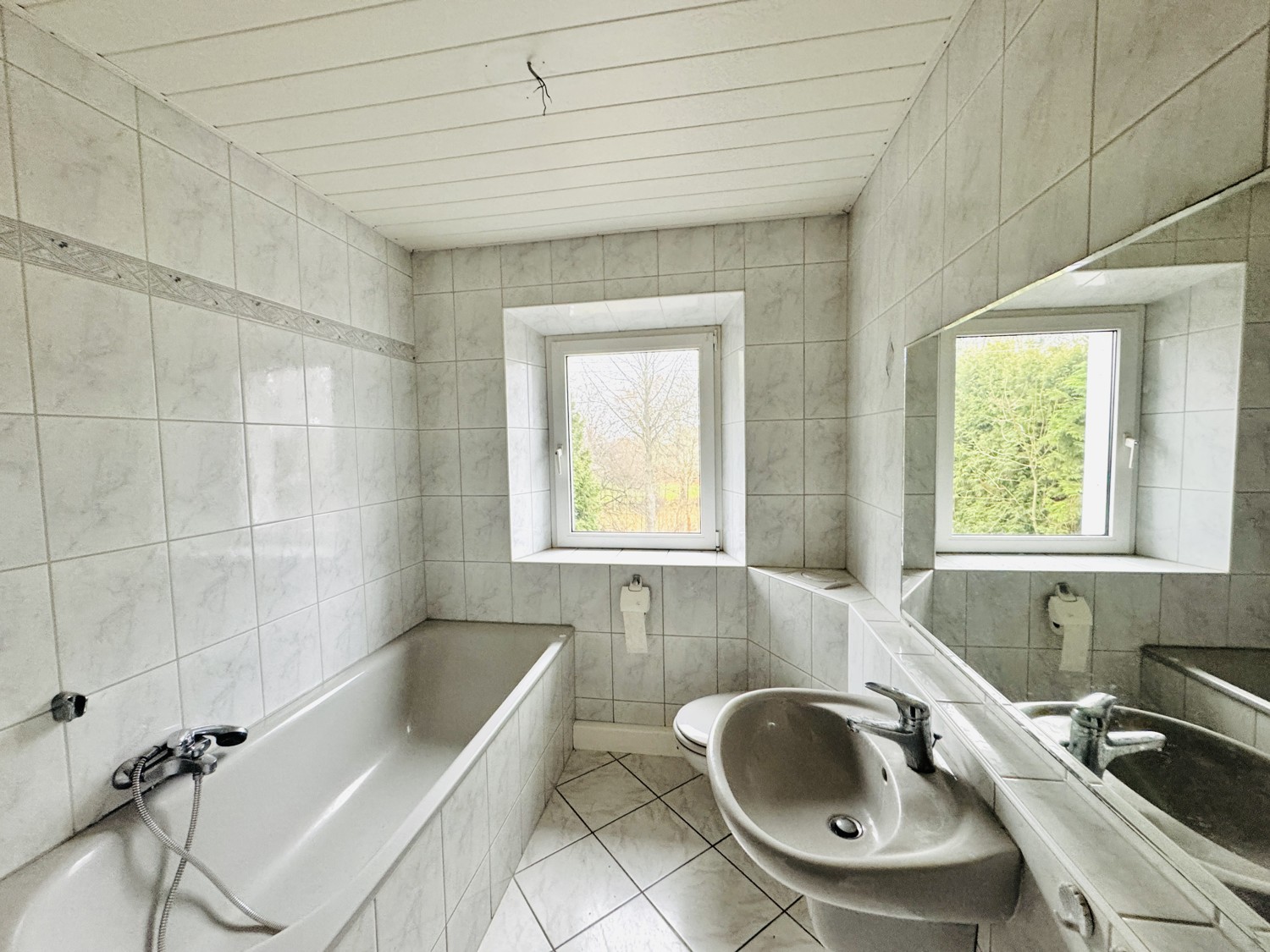 Rechte Wohnung Bad