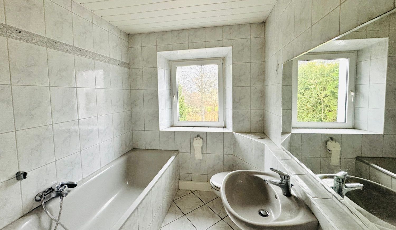 Rechte Wohnung Bad
