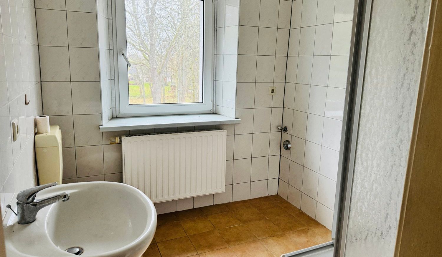 Linke Wohnung Bad