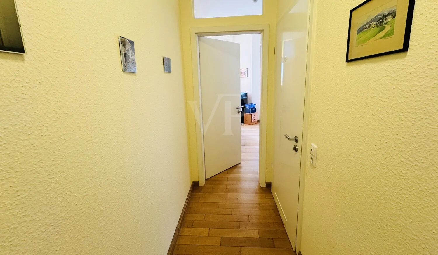 schmaler Flur zum Schlafzimmer