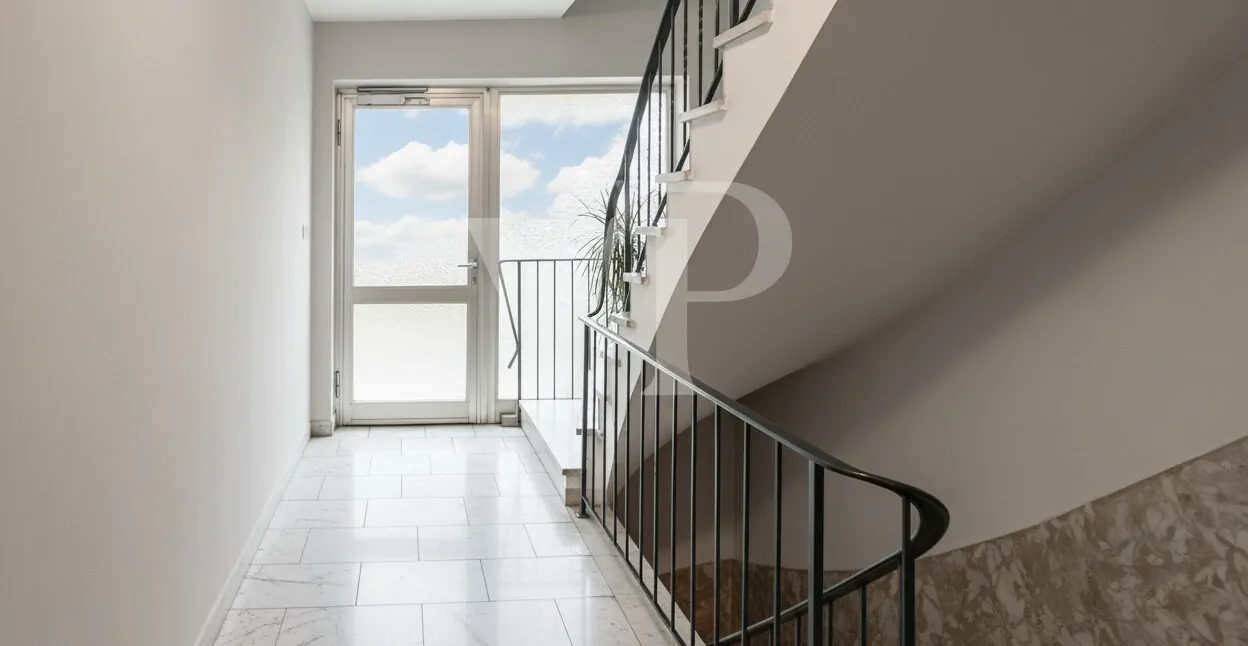 EG-Treppenhaus KI virtual staging
