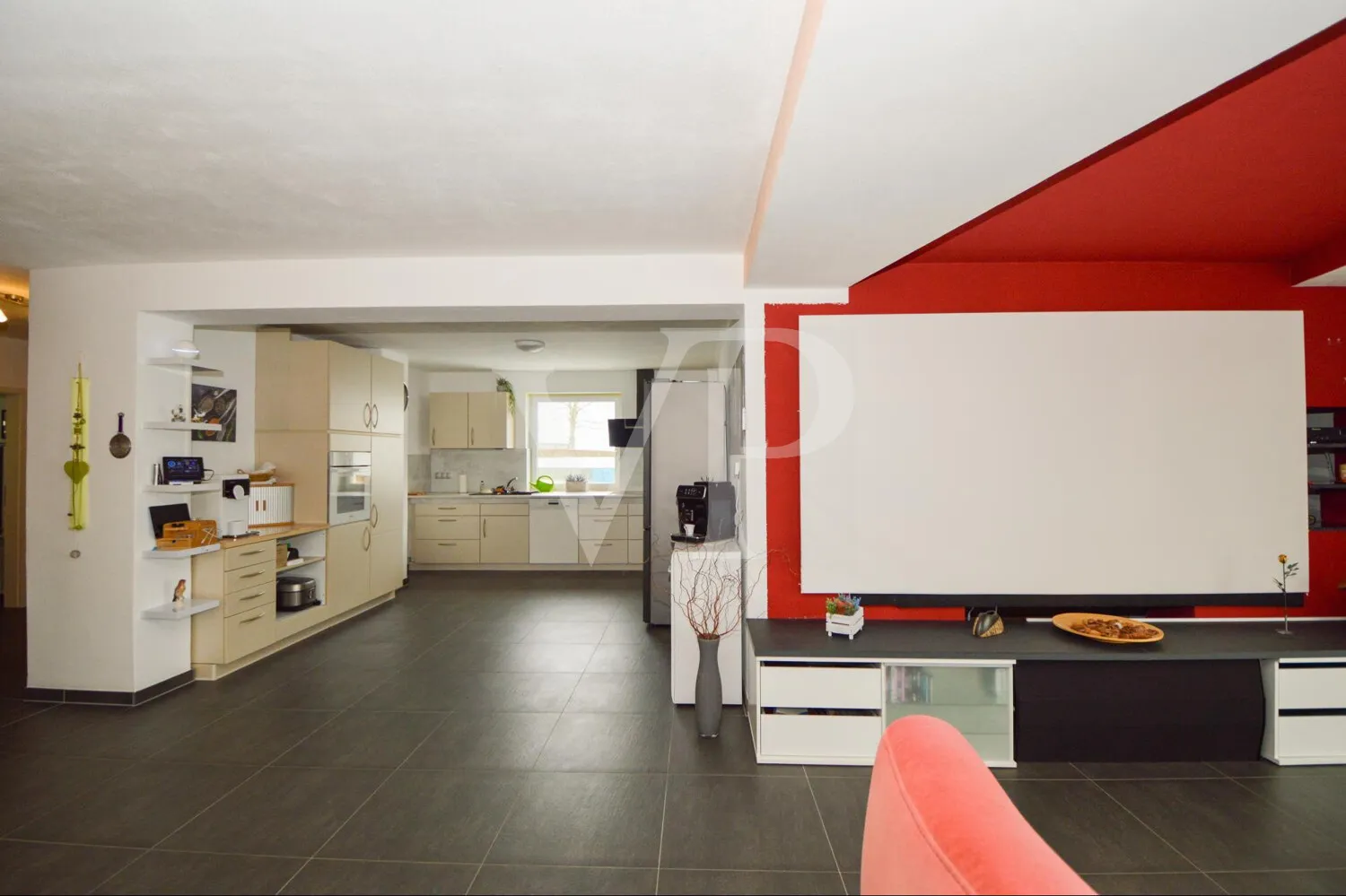 Großzügiges Zweifamilienhaus mit Gartenvielfalt und modernem Wohngefühl