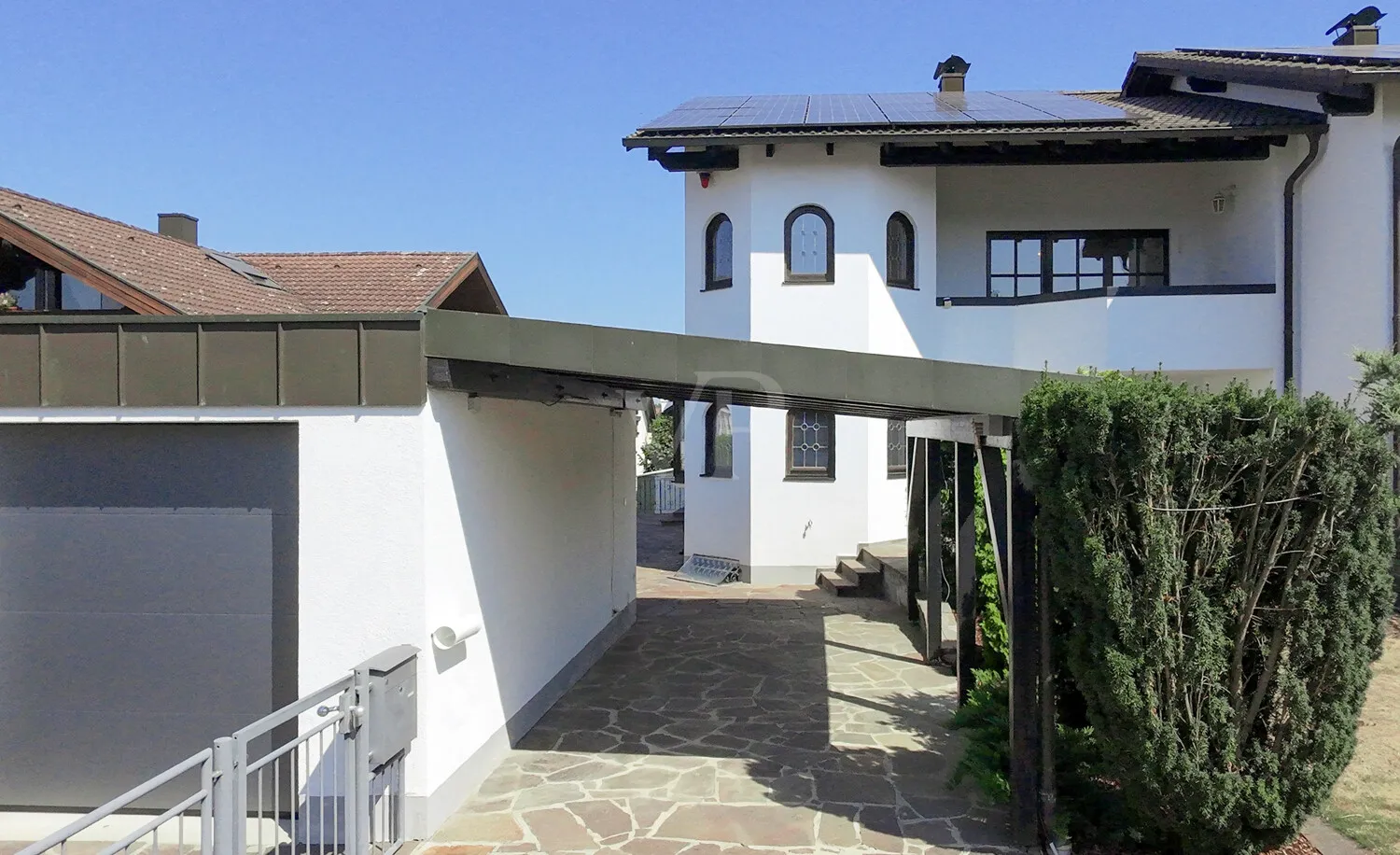 Vorderseite mit Garage