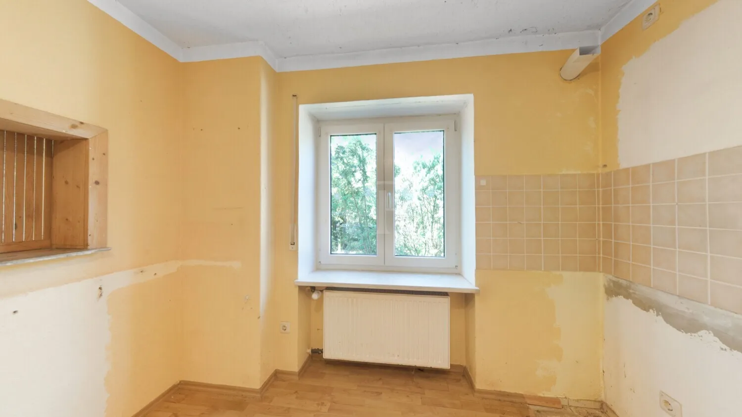 EG Küche mit Durchreiche