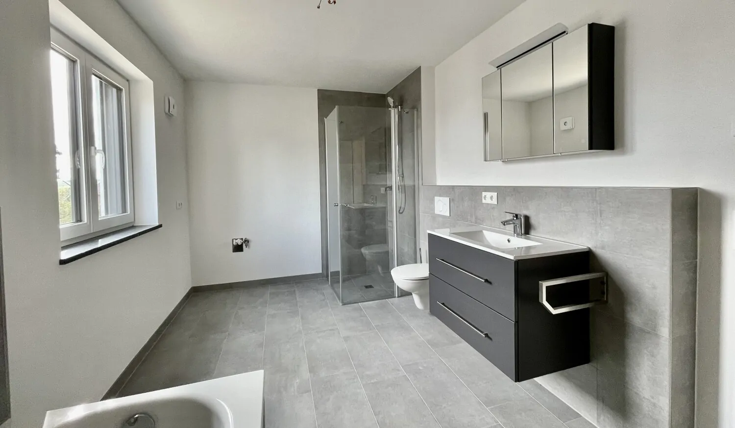 Bad mit Dusche und Wanne