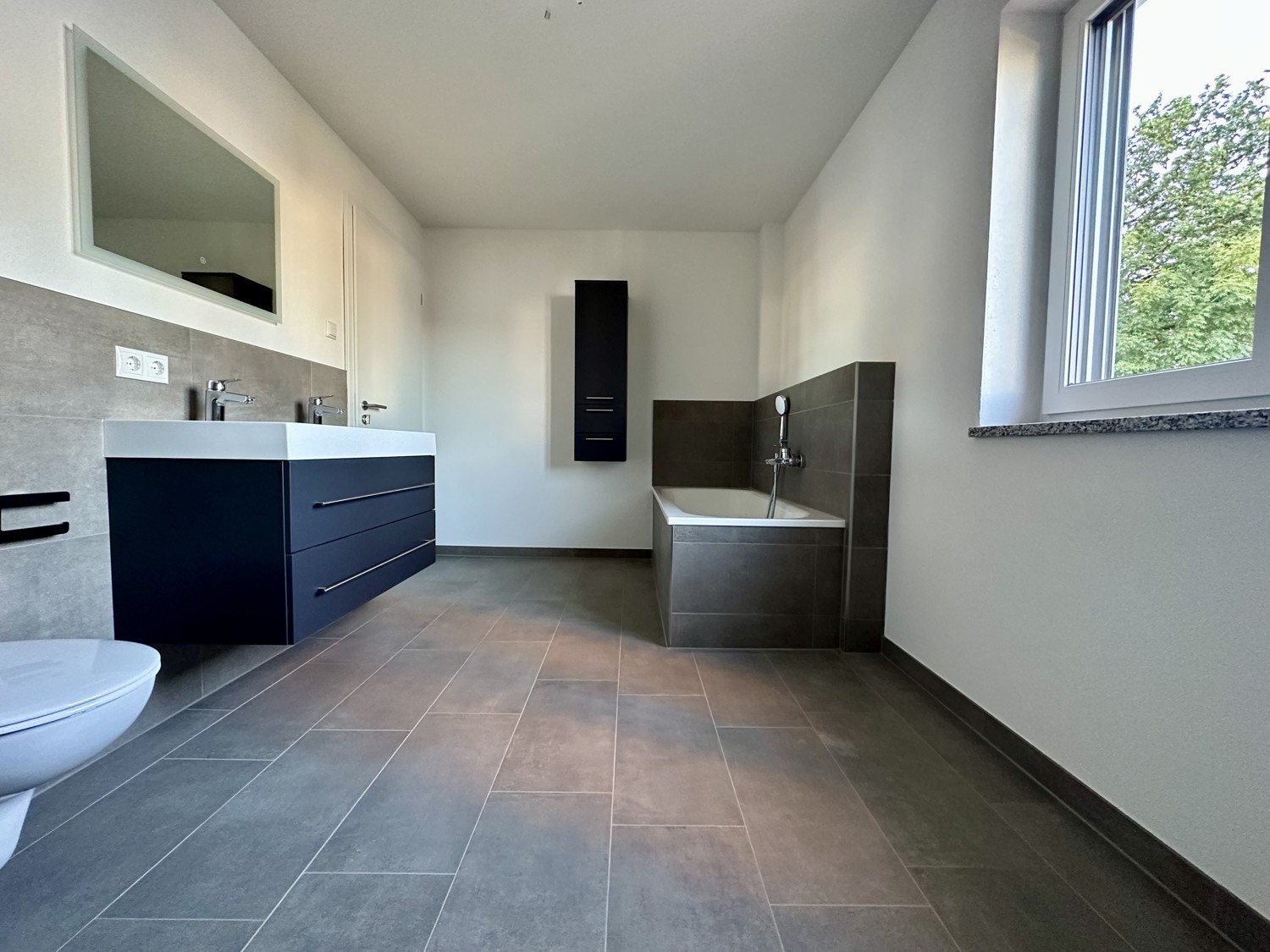 Bad mit Wanne + Dusche