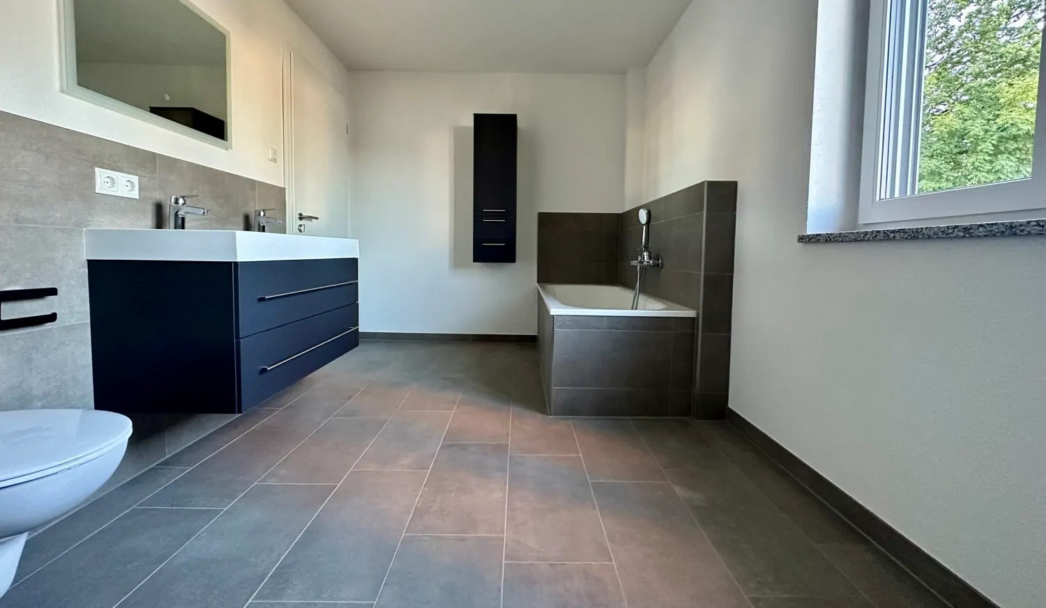 Bad mit Wanne + Dusche