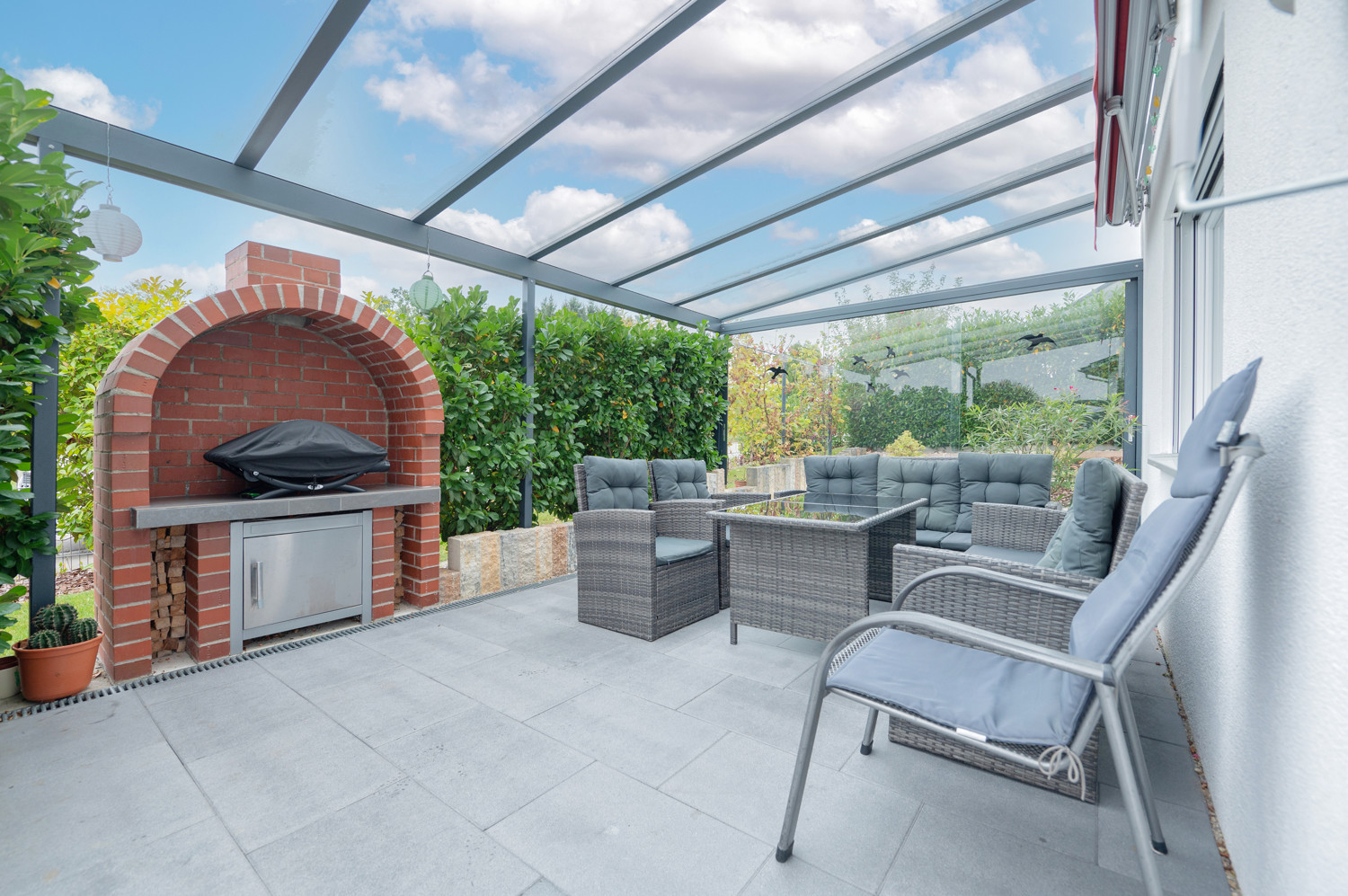 Überdachte Terrasse mit gemauertem Grill