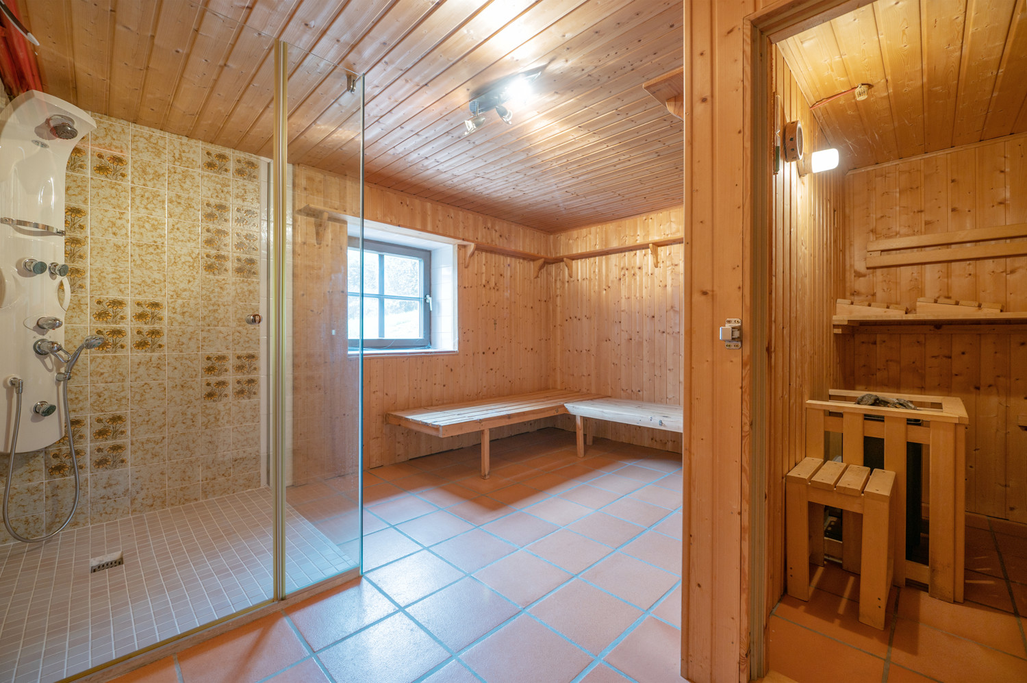 Sauna mit Dusche