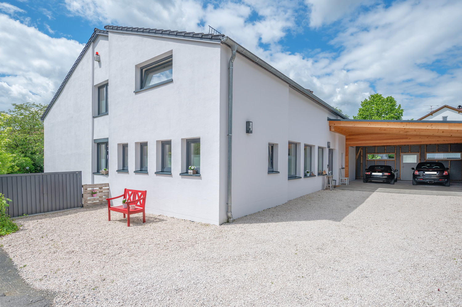 Einfahrt mit Carport
