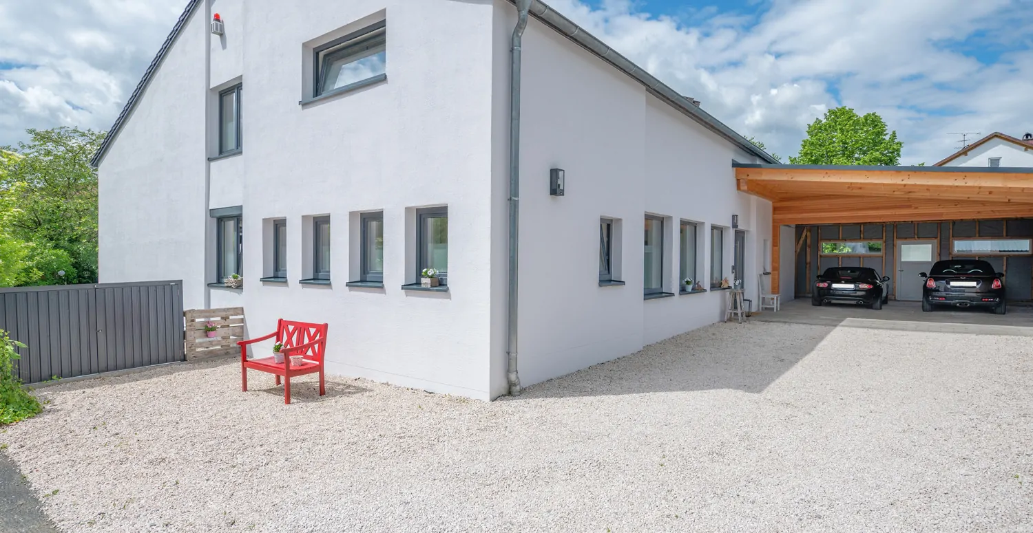 Einfahrt mit Carport