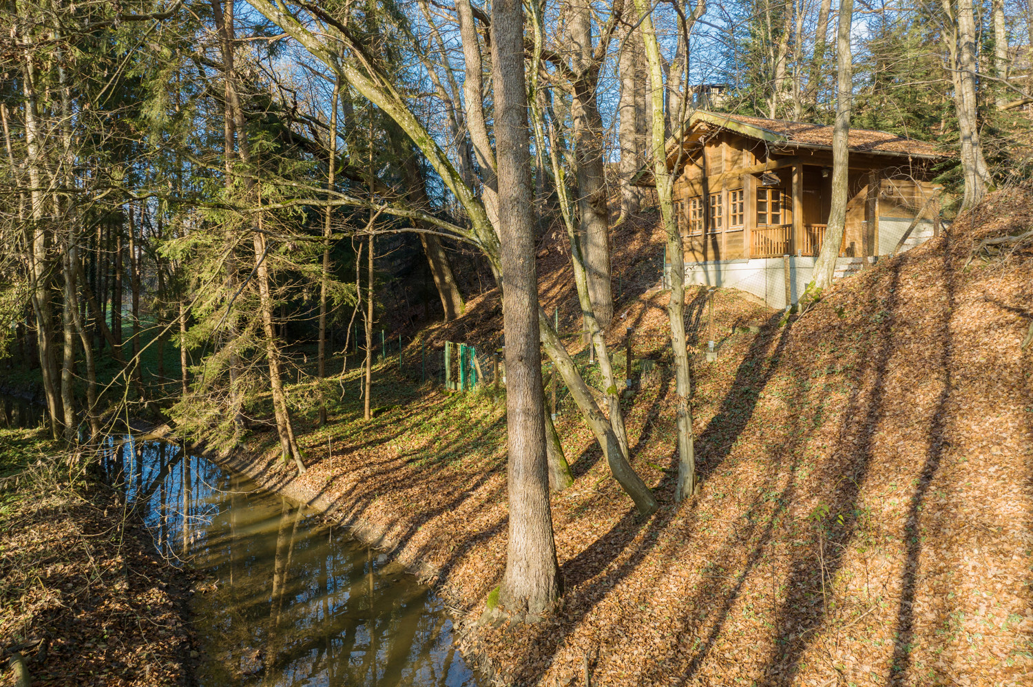 Wald-Chalet mit Bachlauf