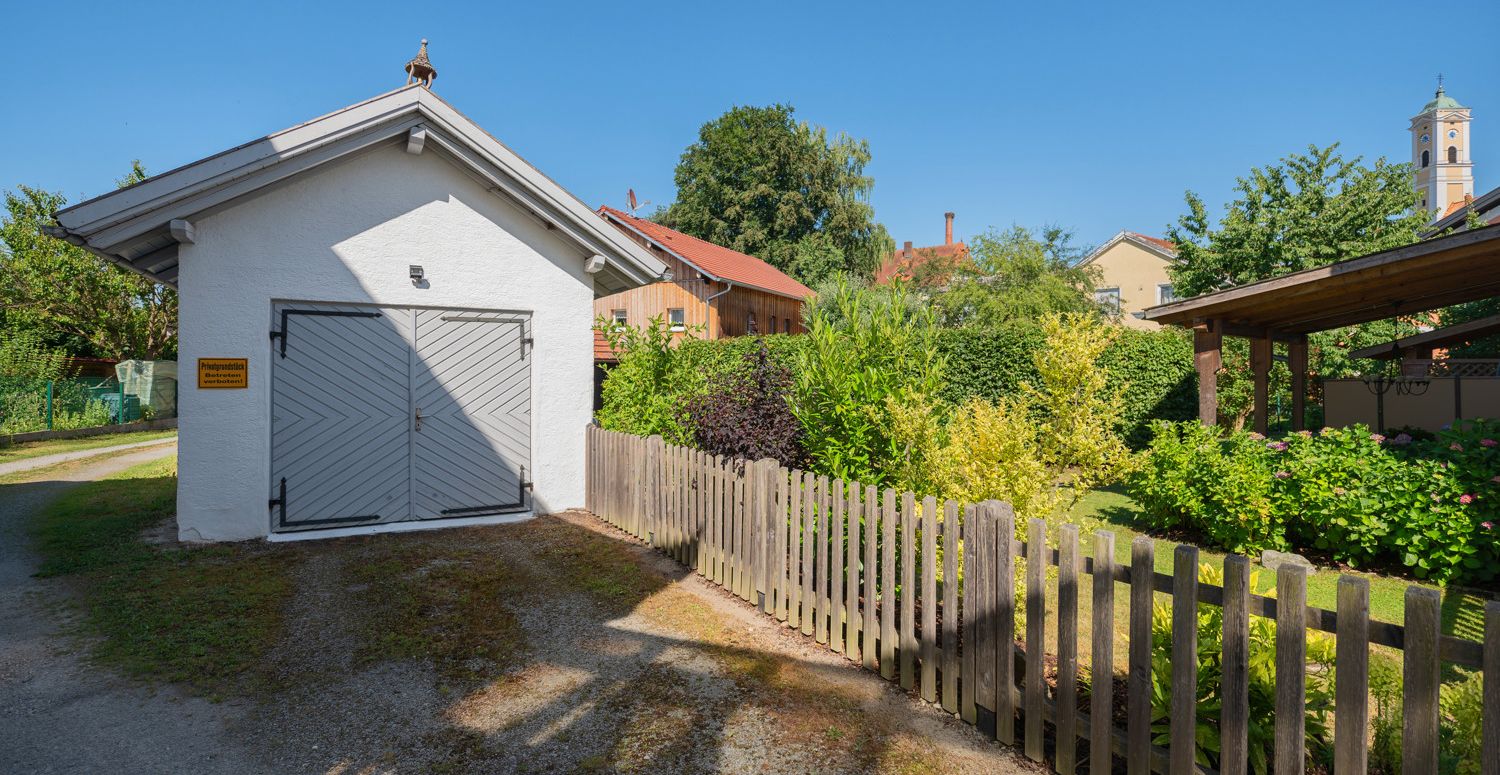 Garage im Grundstück