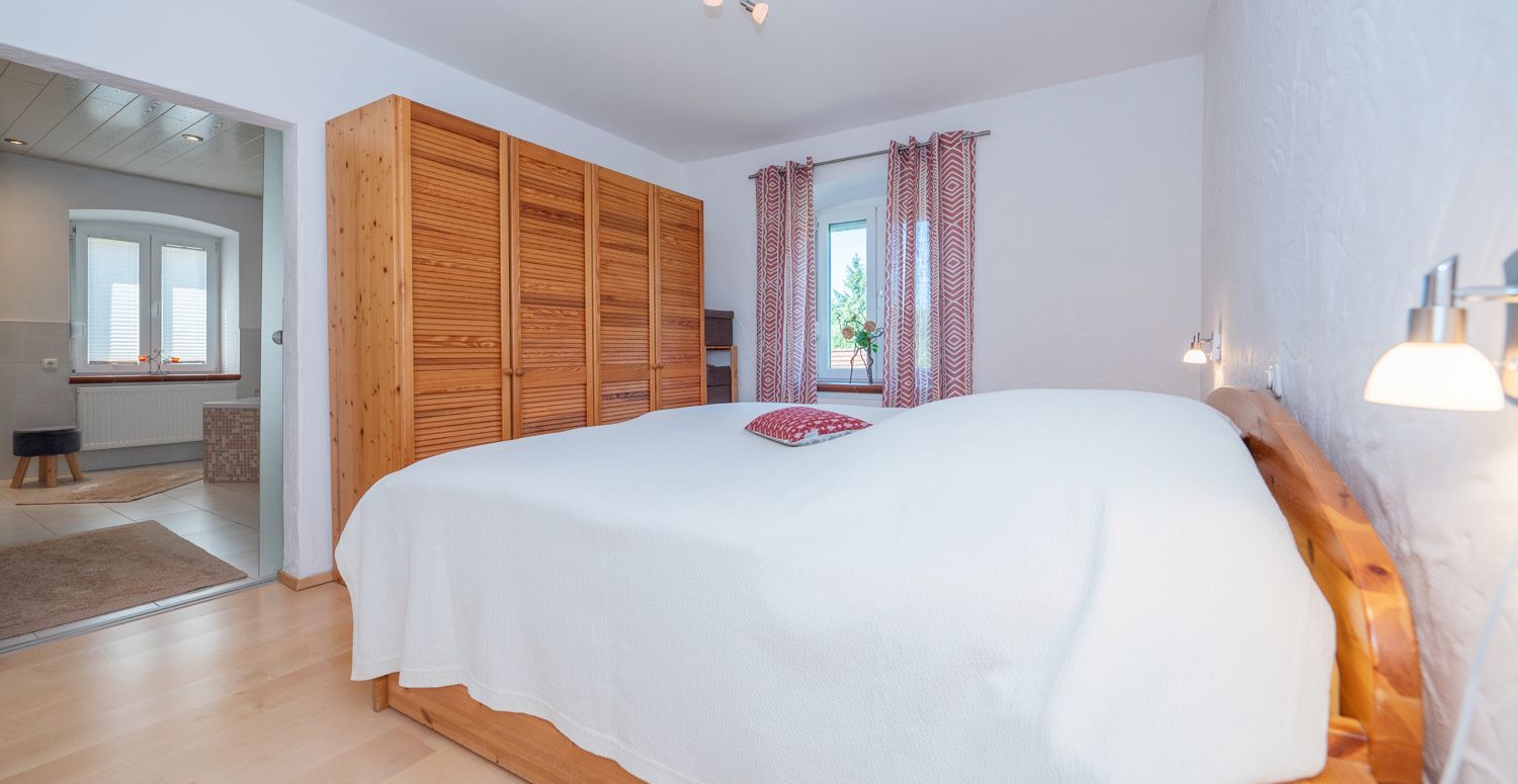 Schlafzimmer im direktem Zugang zum Bad