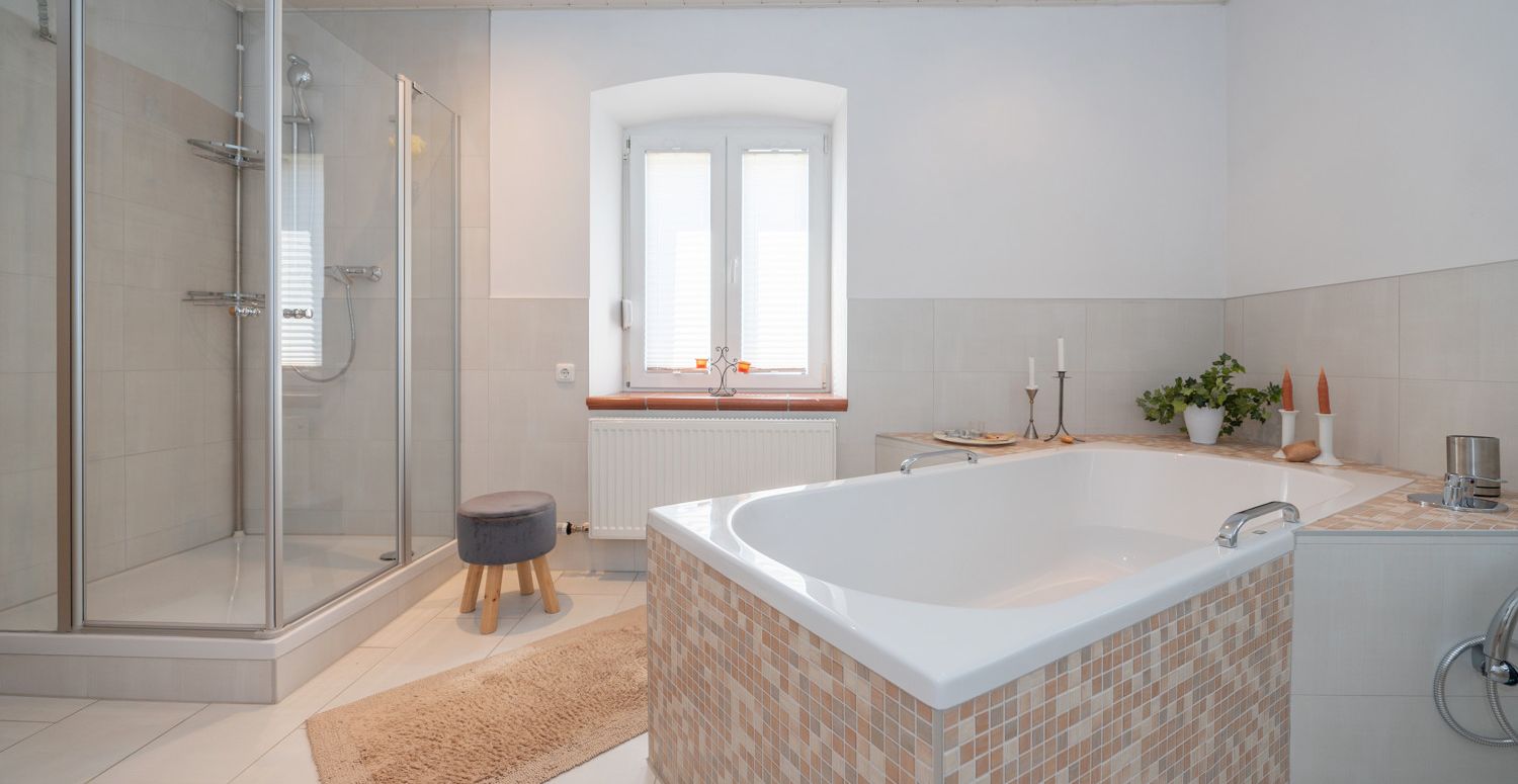Bad mit Dusche und Badewanne