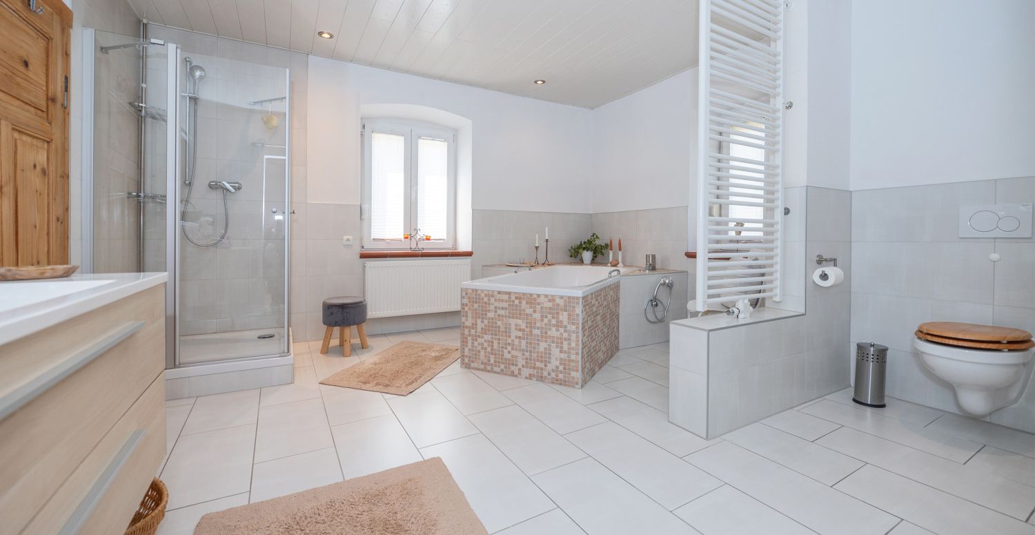Großzügiges und modernes Badezimmer