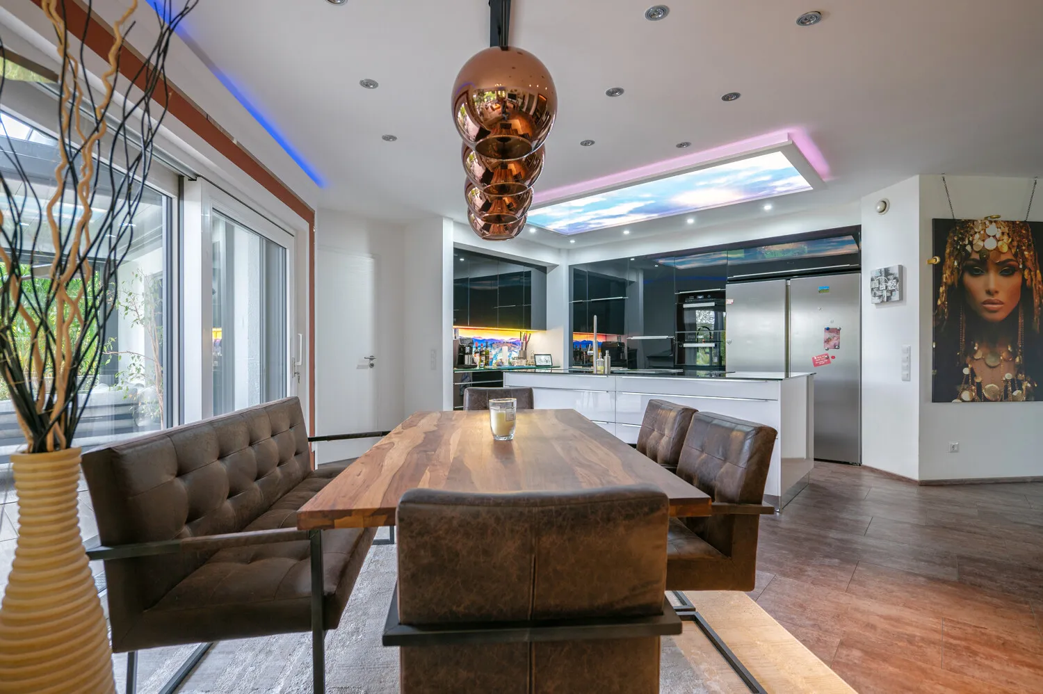 Wohnzimmer mit offener Küche