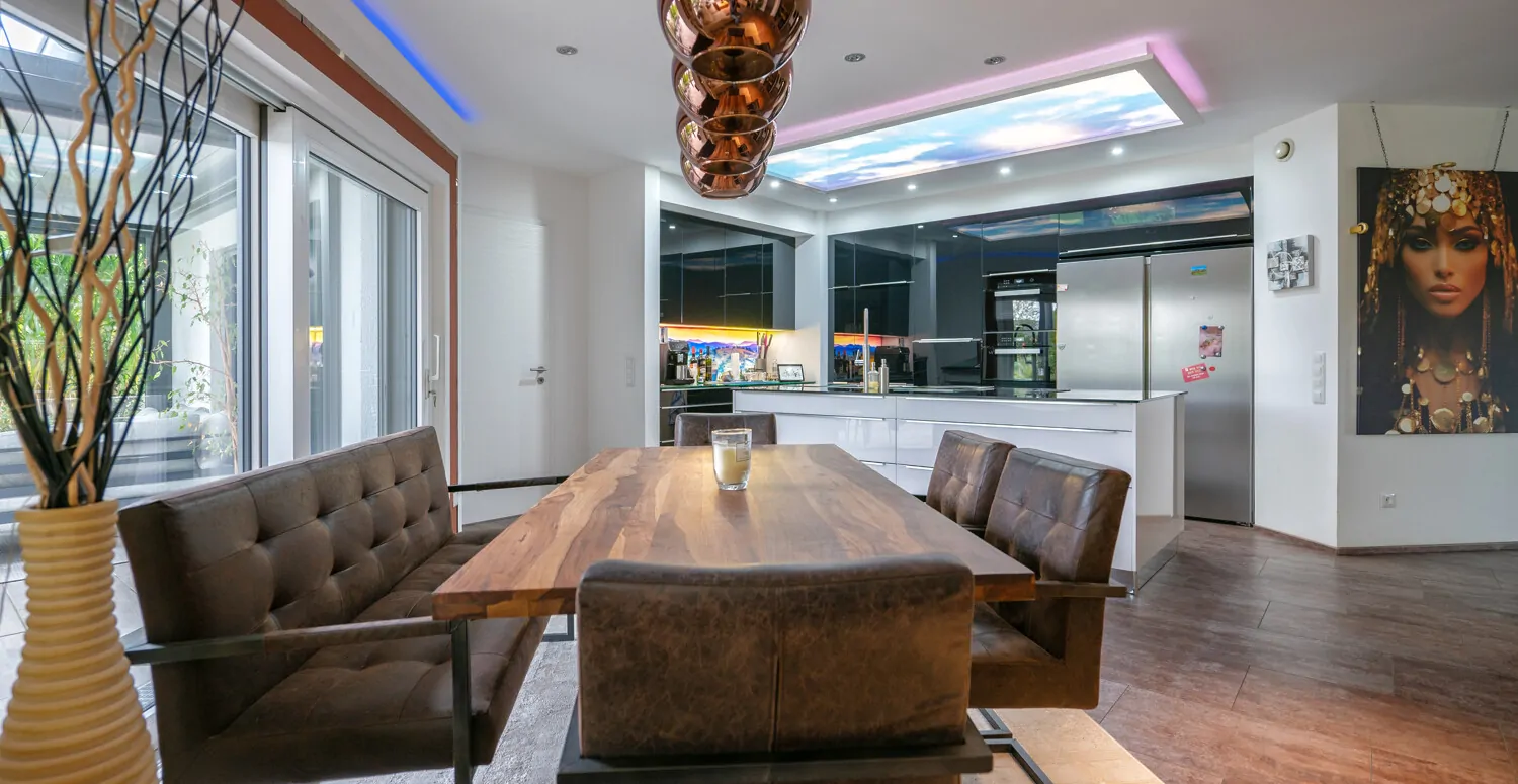 Wohnzimmer mit offener Küche