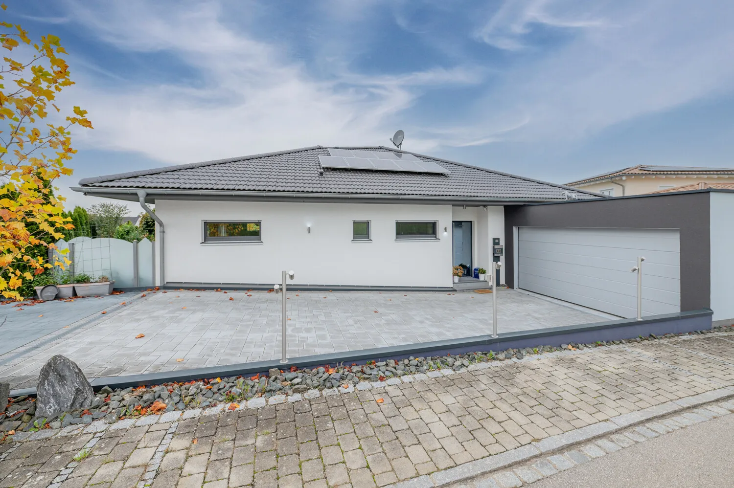 Einfahrt mit Haupteingang