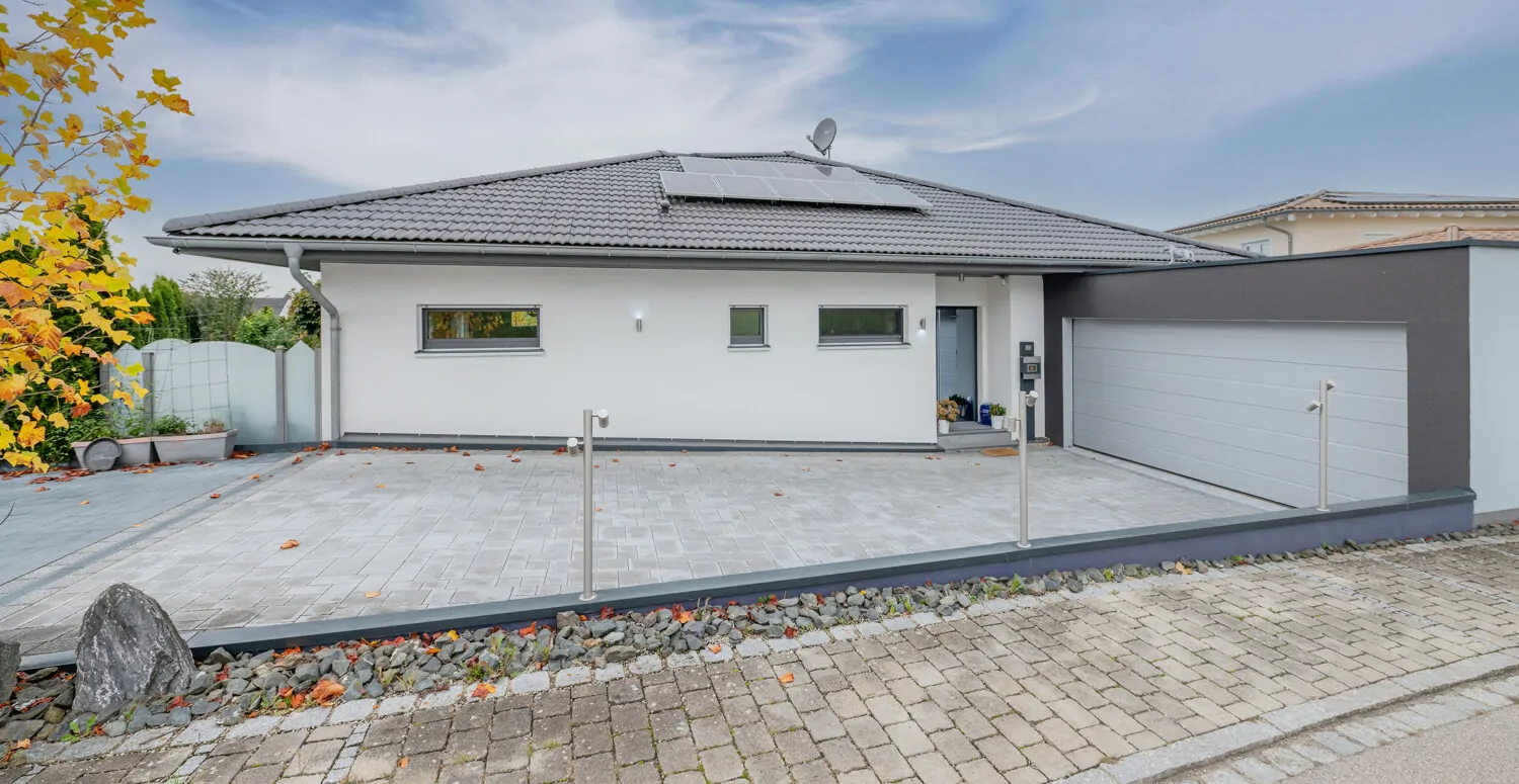 Einfahrt mit Haupteingang
