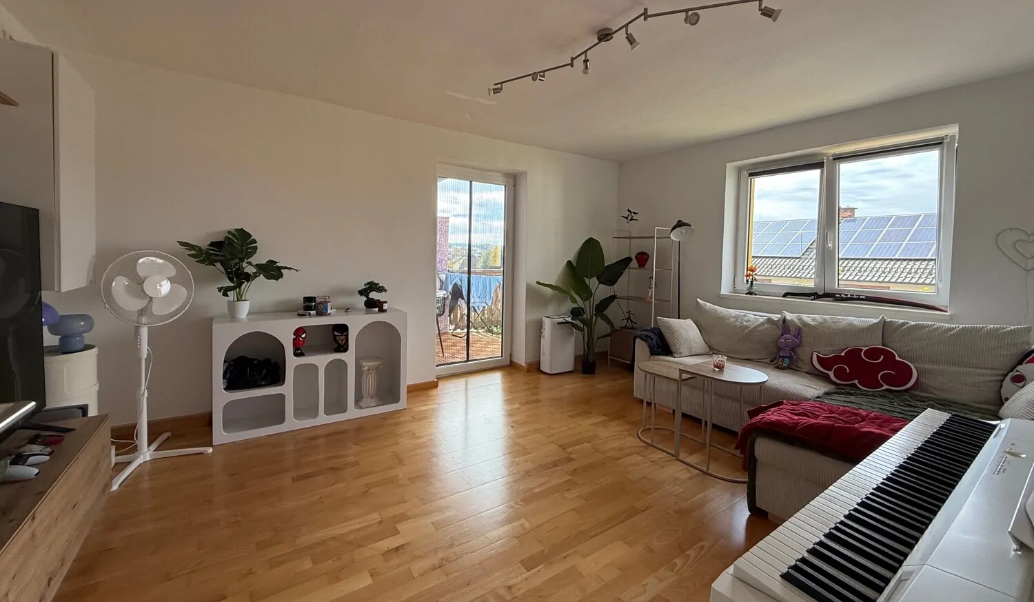 Wohnzimmer mit Balkon