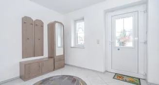 von_poll_real_estate_property_25172012_image_5