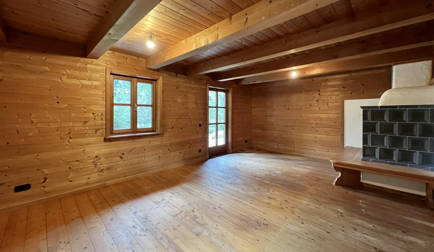 Wohnzimmer mit Kachelofen EG